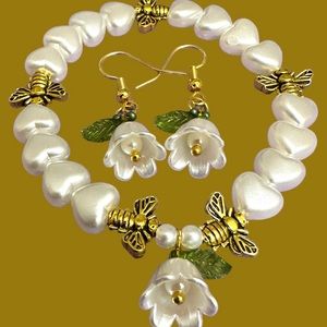 Handmade Floral earrings with bracelets. It’s called beeFlower bracelet set 🥰